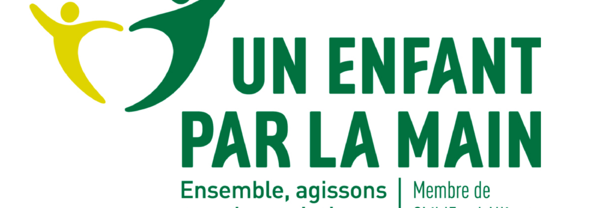 un enfant par la main