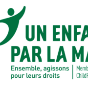 un enfant par la main