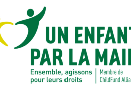 un enfant par la main