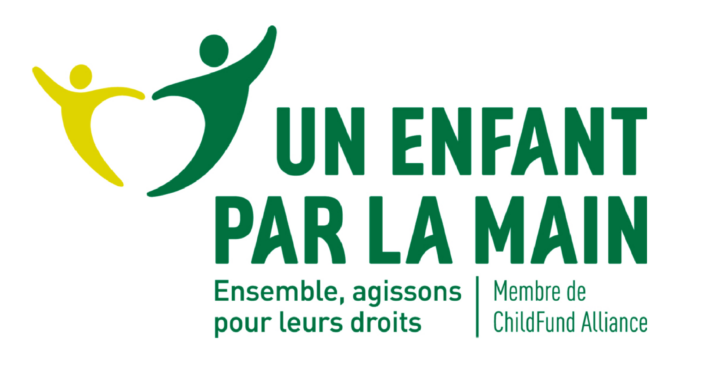 un enfant par la main